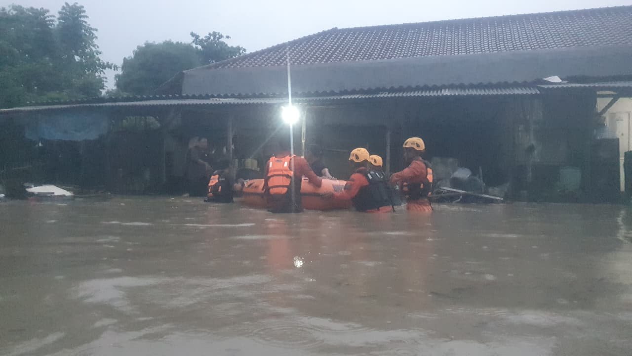 Kota Cirebon Dikepung Banjir, Ratusan Rumah di 4 Kelurahan Terendam Hingga 1,5 Meter