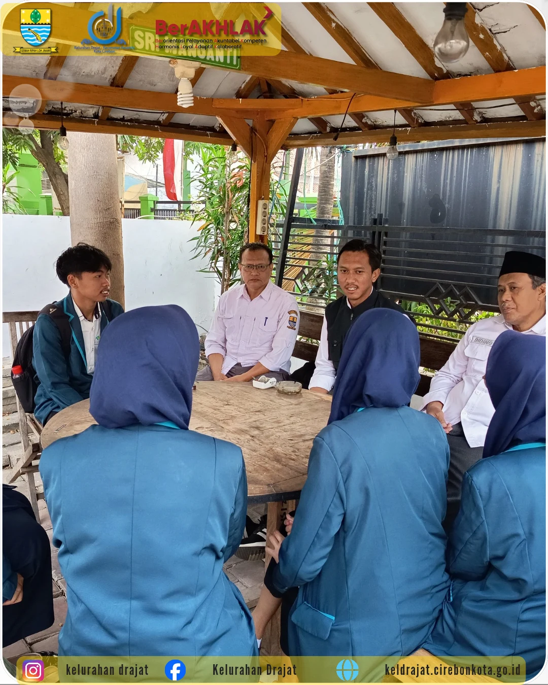 Menerima kunjungan mahasiswa/mahasiswi yang sedang melaksanakan kegiatan Kuliah Kerja Nyata (KKN) dari Kampus POLTEKKES KEMENKES TASIKMALAYA di wilayah Kelurahan Drajat.