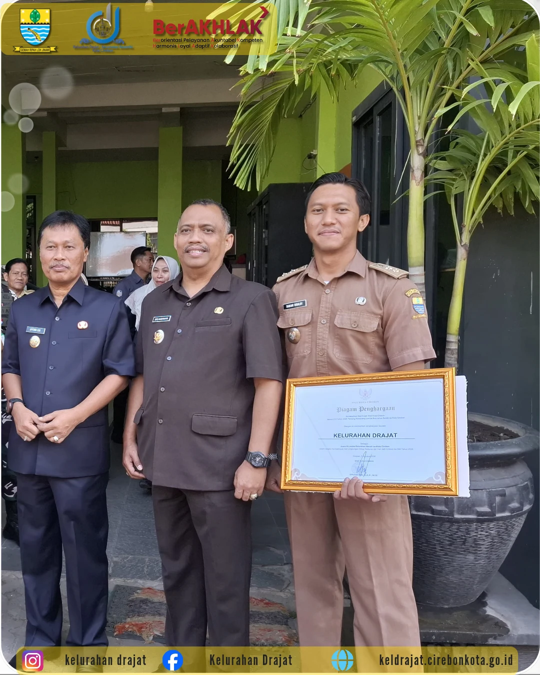 Daniar Rinaldy, S.STP., Lurah Drajat resmi menerima penghargaan Juara 3 dalam Lomba Kelurahan Bersih Tingkat Kota Cirebon Tahun 2026.