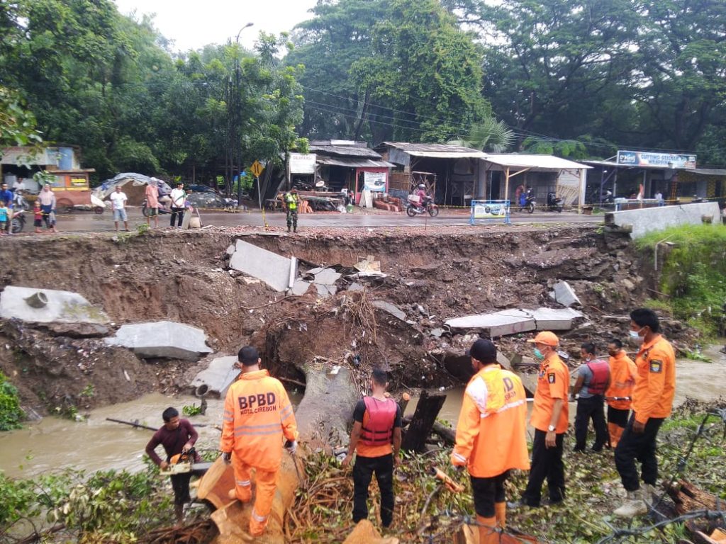 Pemda Gerak Cepat Dalam Penanggulangan Bencana Tanah Longsor Dan Pohon Tumbang Di Sungai Cikalong