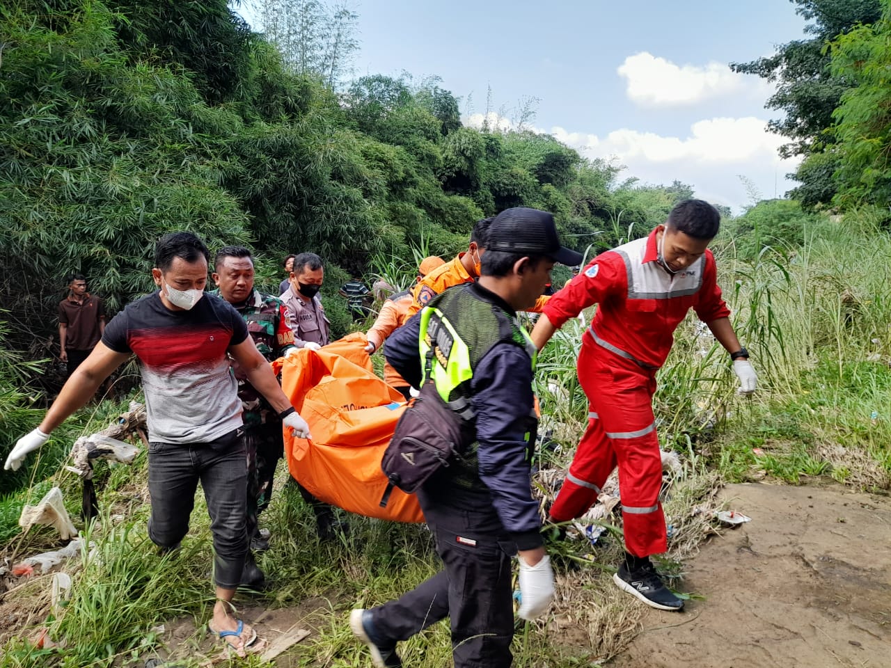 BPBD Kota Cirebon, Mengevakuasi Mayat Terapung Di Aliran Sungai